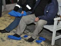 Der var skoovertræk til alle – godt man kunne sidde ned når de skulle monteres!