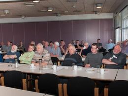 Vue ud over deltagerne i den ene halvdel af salen