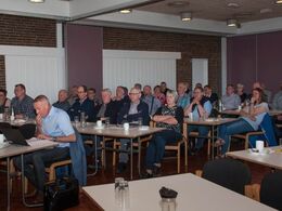 Vue ud over deltagerne i den anden halvdel af salen