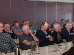 Koncentrerede deltagere lytter til beretninger (… og passer mobiltelefonen…)