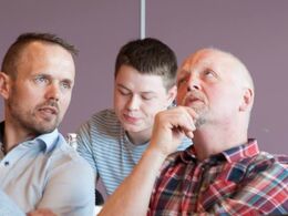 Hvad mon der snakkes om på næstsidste række?