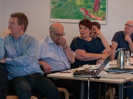 Bestyrelsen – minus en – plus dirigent Jens Borup – forstår også at se tænksomme ud. Der var i øvrigt genvalg til bestyrelsesmedlemmer Jens Thaysen og Susanne Brandt (sidstnævnte fotograferede i løbet af dagen).