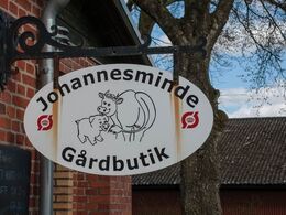 Efter generalforsamlingen var der besætningsbesøg hos Tine og Jan Thybo, Johannesminde ved Boes vest for Skanderborg (billederne herfra taget på et sent tidspunkt, hvor mange allerede var draget hjem)