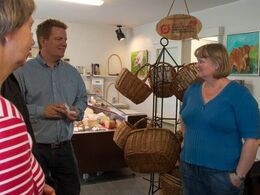 Søren Grunnet i samtale med Tine Thybo i gårdbutikken