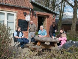 Flere af dagens deltagere sluttede med en hyggestund uden for gårdbutikken