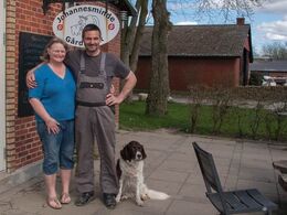 Tina og Jan Thybo stillede op til fotografering uden for gårdbutikken