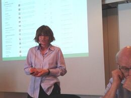 Susanne Brandt aflægger beretning for PR- og aktivitetsudvalget (telefonbillede)