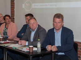 02-	Der var alvorlige og tænksomme miner til at starte med. Fra venstre Jan P. Jensen, Lene Black Sinkjær, Jens Thaysen, Per Lynge Laursen (dirigent) og Søren Grunnet.