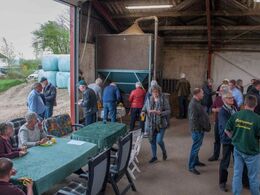 13-	Der blev sørget godt for de besøgende, som kvitterede ved at blive i længere tid