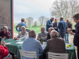 14-	Snakken gik livligt blandt de besøgende