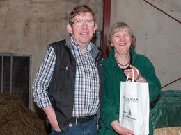 17-	Selvfølgelig en erkendtlighed til Birthe og Svend for at åbne stalden for generalforsamlingens deltagere