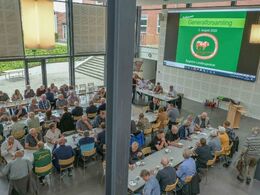 Scenen for generalforsamlingen d. 2. august 2020 i Dansk Limousine Forening var Bygholm Landbrugsskole. Der var kaffe og morgenbrød til at starte med.