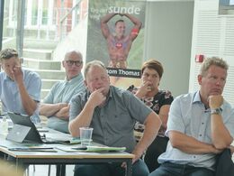 Der lyttes også intenst på bestyrelsesbordet – fra venstre Jens Thaysen, Jan P. Jensen, (Per Lynge Laursen – dirigent) Lene Black Sinkjær og Søren Grunnet