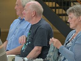 Og strikkepindene glødede under hele generalforsamlingen