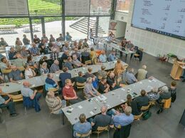 Det hele set lidt ovenfra under regnskabsgennemgangen