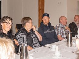 Limousinesnak ved bordene mens der ventes på brunchen