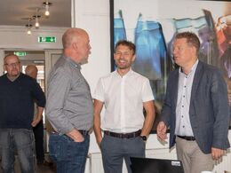 Stående snak med formand Søren Grunnet (th)