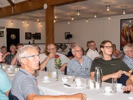 Opmærksomme medlemmer lytter til formandens beretning