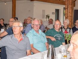 Opmærksomme medlemmer lytter til formandens beretning