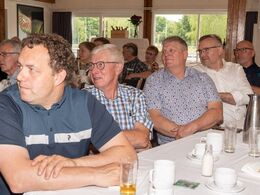 Opmærksomme medlemmer lytter til formandens beretning