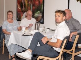 Opmærksomme medlemmer lytter til formandens beretning