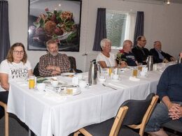 Opmærksomme medlemmer lytter til formandens beretning