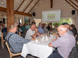 Opmærksomme medlemmer lytter til formandens beretning