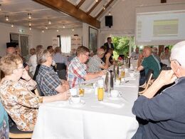 Opmærksomme medlemmer lytter til formandens beretning