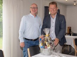 Jan P. Jensen (tv) takkes af Søren Grunnet (th) for sin indsats i Dansk Limousine Forenings bestyrelse med en gavekurv