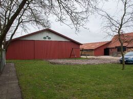 Besætningen er fordelt i to bygninger, maskinhuset til venstre og bygningen i baggrunden til højre