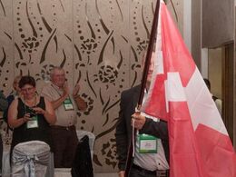 På dag et er der velkomstreception, hvor deltagerlandenes faner bæres frem – her kæmper Søren Grunnet med Dannebrog