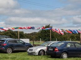 Blafrende flag bød velkommen til besætningen Drummin Herd (County Claire)