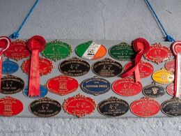 Plaketterne på væggen beviser, at besætningens dyr har hentet mange præmier hjem