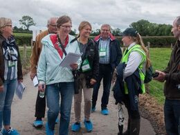 På Ardlea Elite Limousin Farm møder vi første gang limousinepigen Orla Curtin (med refleksvesten) – hun er en af de mange unge i teamet af hjælpere