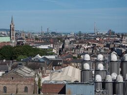 Dagen sluttede i Dublin med besøg på Guinness Storehouse. Først ser man udstilling, film mm. om hvordan øllet fremstilles, inden man når toppen af den ombyggede lagerbygning, hvorfra der er panoramaudsigt over Dublin.