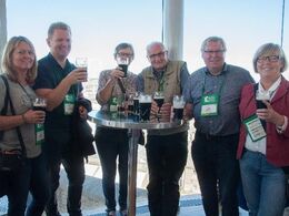 En velfortjent pint af det mørke Guinness øl nydes på toppen i Gravity Bar