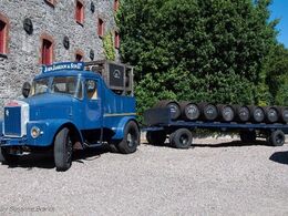 På rundturen, hvor whiskey fremstillingen forklares, ses både gamle redskaber og køretøjer