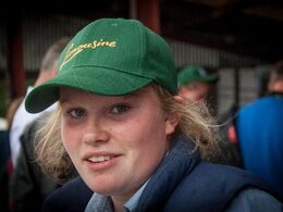 Vores irske veninde var også aktiv på Roundhill – bemærk dansk limousine-kasket