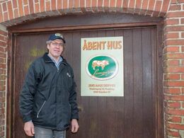 Jens Aage Skipper ved indgangen til den ældre del af staldkomplekset