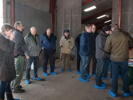 Efter en rundtur i staldene blev de besøgende tilbudt lidt til ganen