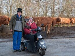 Susanne og Johan Christensen ved løbegården for besætningens 65 køer
