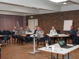 Blik ud over de deltagere i koordinationsudvalgsmødet. I alt 27 personer deltog.