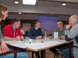 Gruppediskussion om elementerne i Dansk Limousine Forenings strategi – først mission og vision