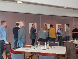 Efter frokosten kunne den skriftlige del af gruppernes arbejde studeres på store ophængte papirark