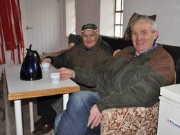 Et par jyder havde fundet en god plads i sofaen