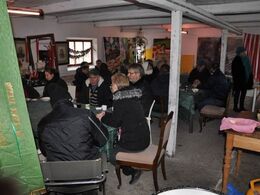 En smule lune i den gamle stald indbød til en hyggelig snak og lidt til maven og ganen