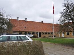 Flaget er hejst i dagens anledning hos Præstegårdens Limousine