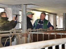Niels Larsen fortæller beredvilligt om hans køer og hans angagement i avl med dobbeltmuskulatur