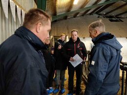 Bent Ludvigsen tager imod på staldgangen