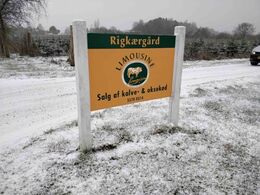 Flot gårdskilt. Bent Ludvigsen afsætter alt sit kød privat